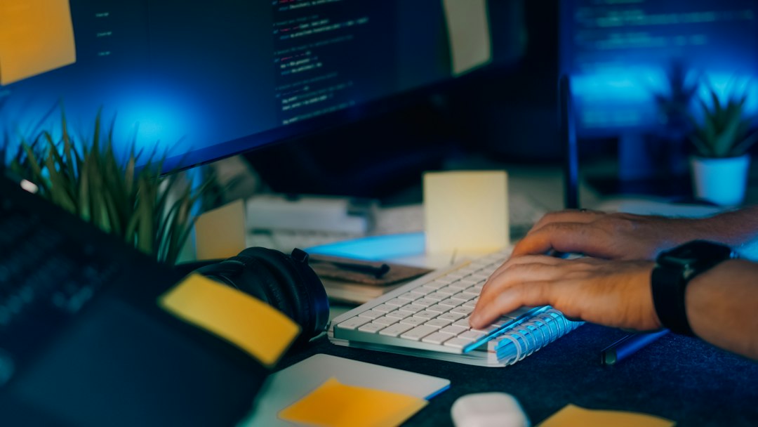一条与生产无关的搜索词出现在烟气监测值班检索记录里，反映的是输入渠道未分